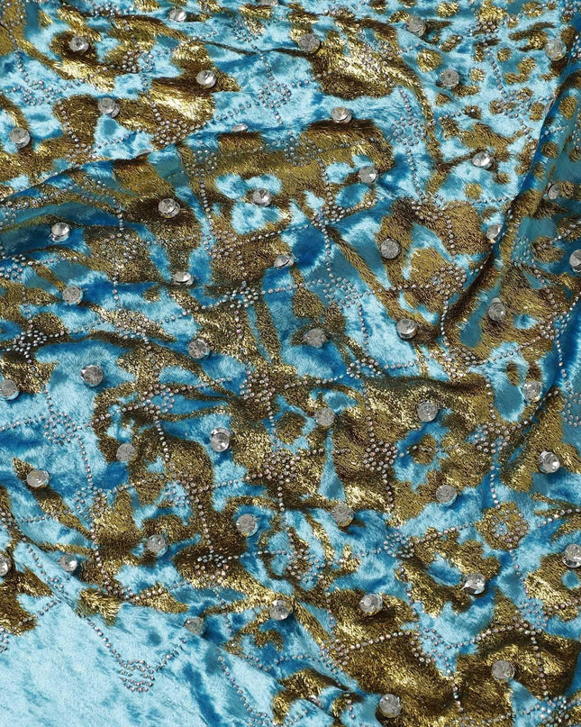 قماش رايون مخملي باللون الأزرق السيروليني مع تطريز بأهداب ذهبية معدنية وأحجار بيضاء بتصميم تجريدي