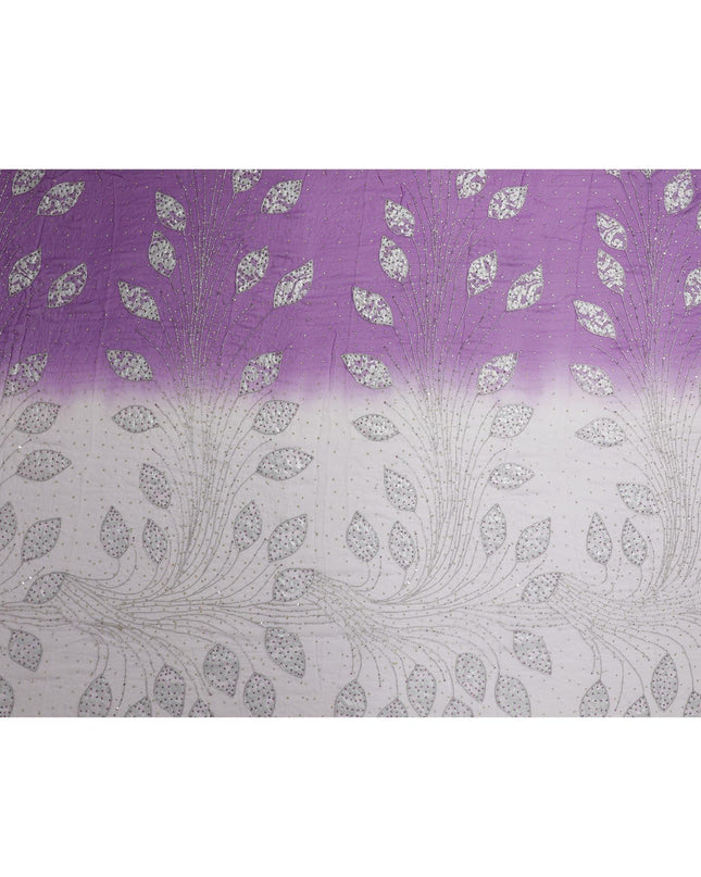 قماش شيفون جورجيت باللون الأبيض الفاتح إلى الخزامي مع تطريز فضي وخرز وترتر مع عمل حجر الذهب واللافندر في تصميم أوراق الشجر