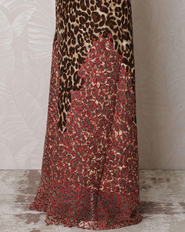 قماش قطني مخلوط باللون البيج اللاتيه مع طباعة بنية مع تطريز أحمر قرمزي وأعمال حجرية بتصميم فاخر-D14796