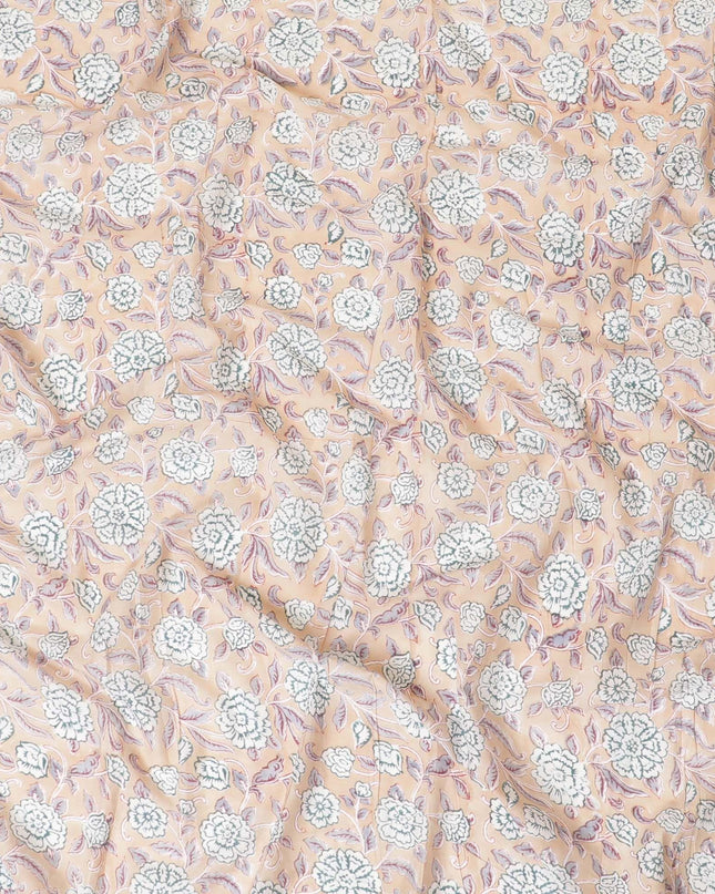 قماش قطني باللون البيج اللاتيه مع طباعة باللون الأبيض الفاتح والرمادي والأخضر البحري بتصميم الأزهار-D8442