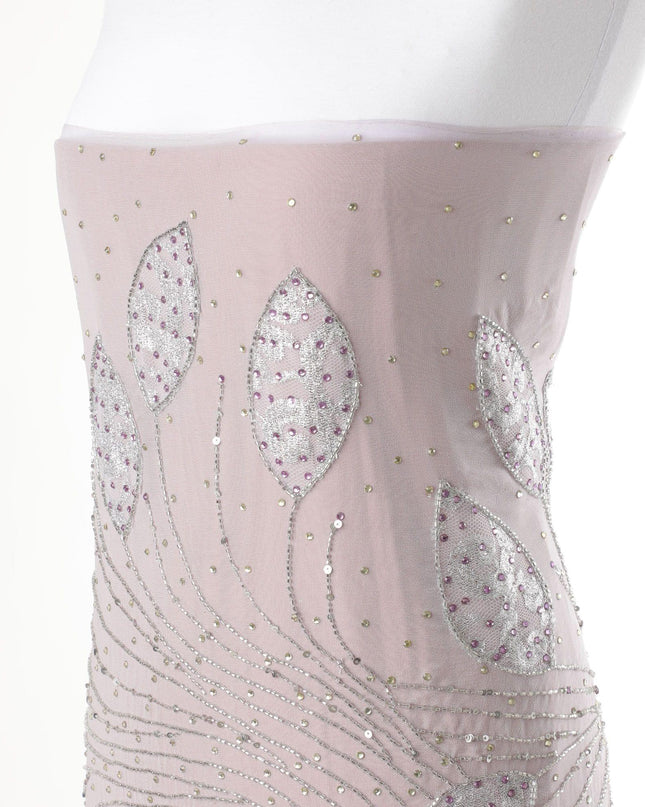 قماش شيفون جورجيت باللون الأبيض الفاتح إلى الخزامي مع تطريز فضي وخرز وترتر مع عمل حجر الذهب واللافندر في تصميم أوراق الشجر