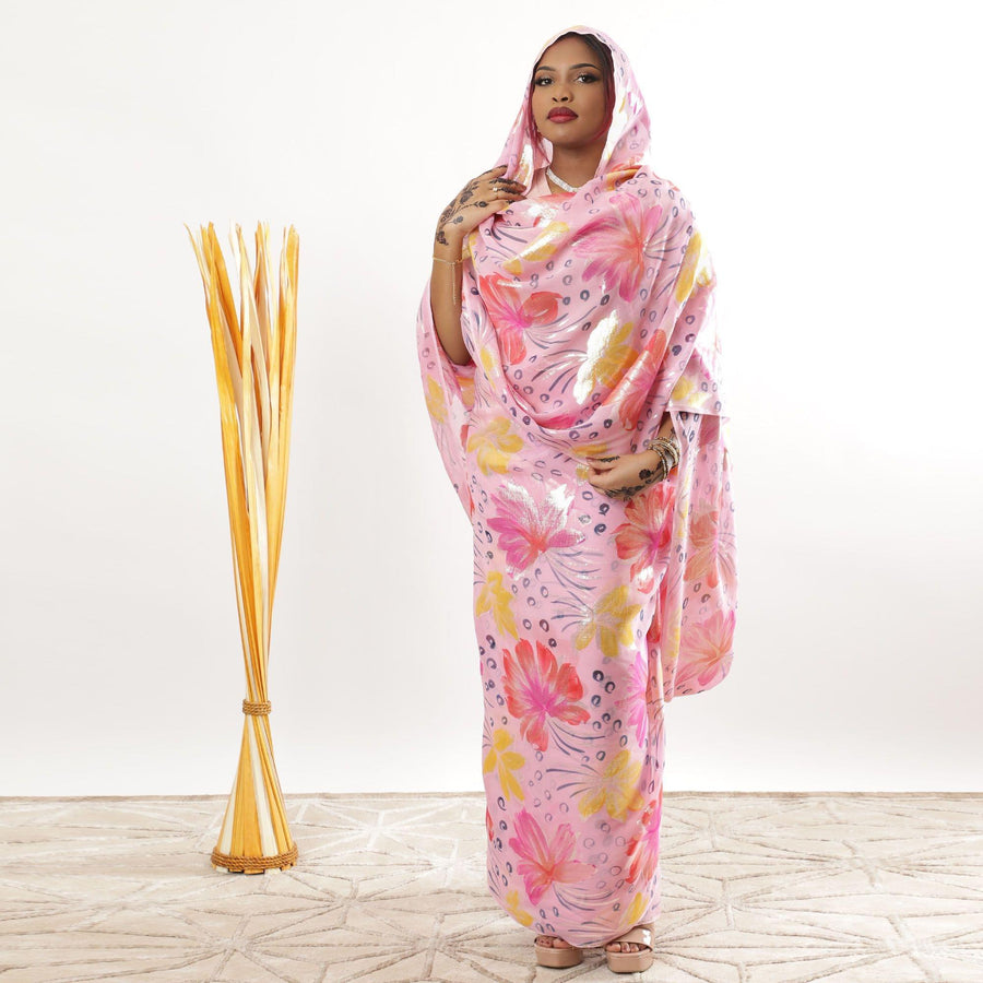 ثوب فلامينجو وردي من الشيفون الحريري الفاخر مع برتقالي، وردي فاقع، أزرق قوة جوية، طباعة صفراء خردلية مع لوريكس معدني ذهبي وفضي بتصميم زهور-D6554